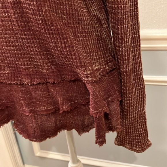 LIKE NEW CRIMSON BURGUNDY WAFFLE RUFFLE TOP - SIZE SMALL - Picture 3 of 8